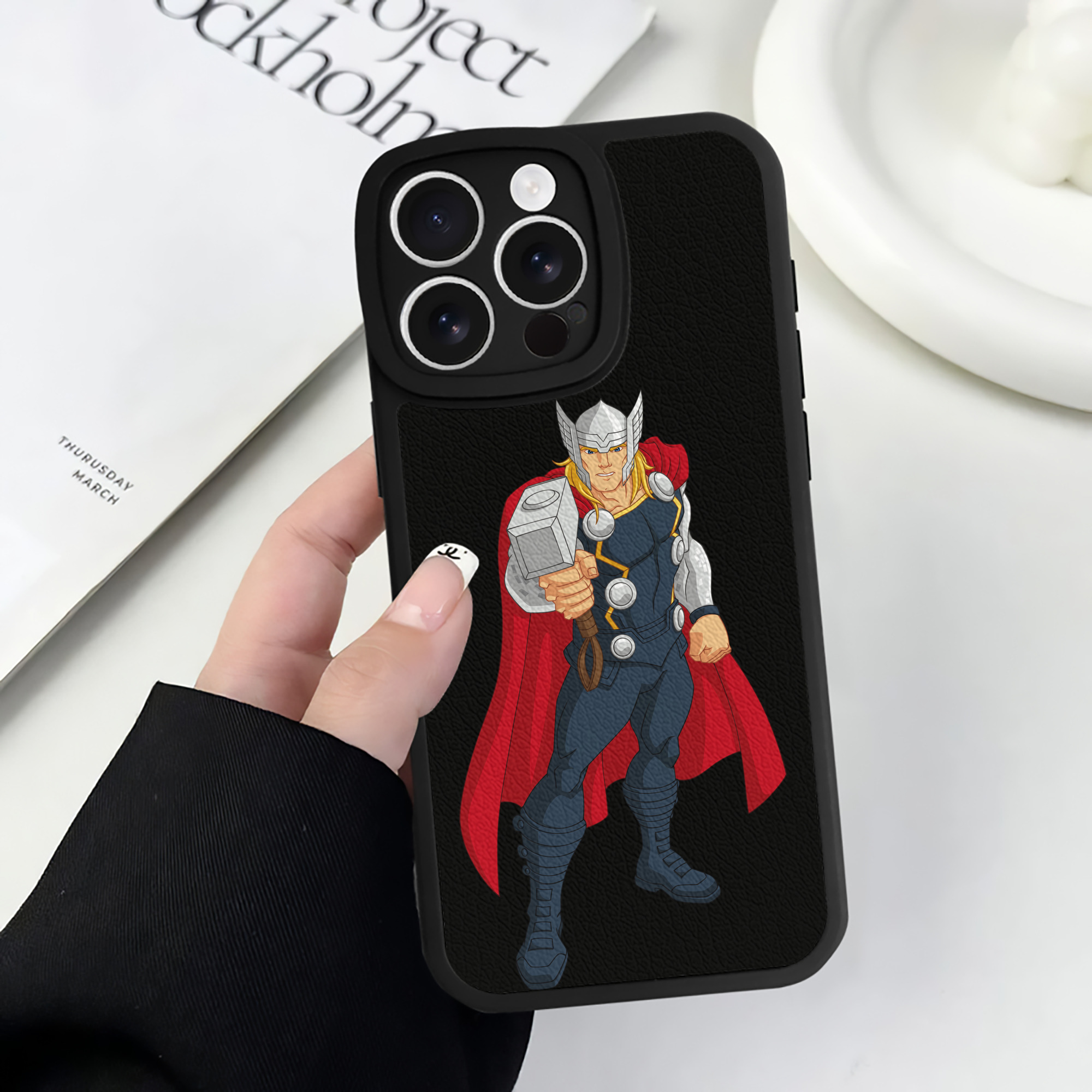 （画像用） アベンジャーズ The Avengers 【iPhone 16シリーズ対応】シリコンスマホケース（レザー調） 材質：シリコン